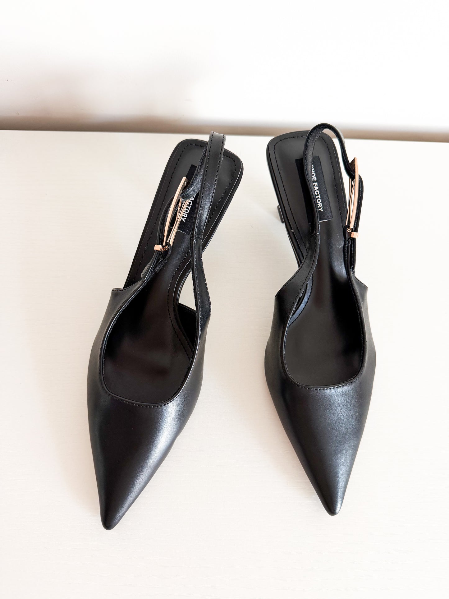 Cassandra total black